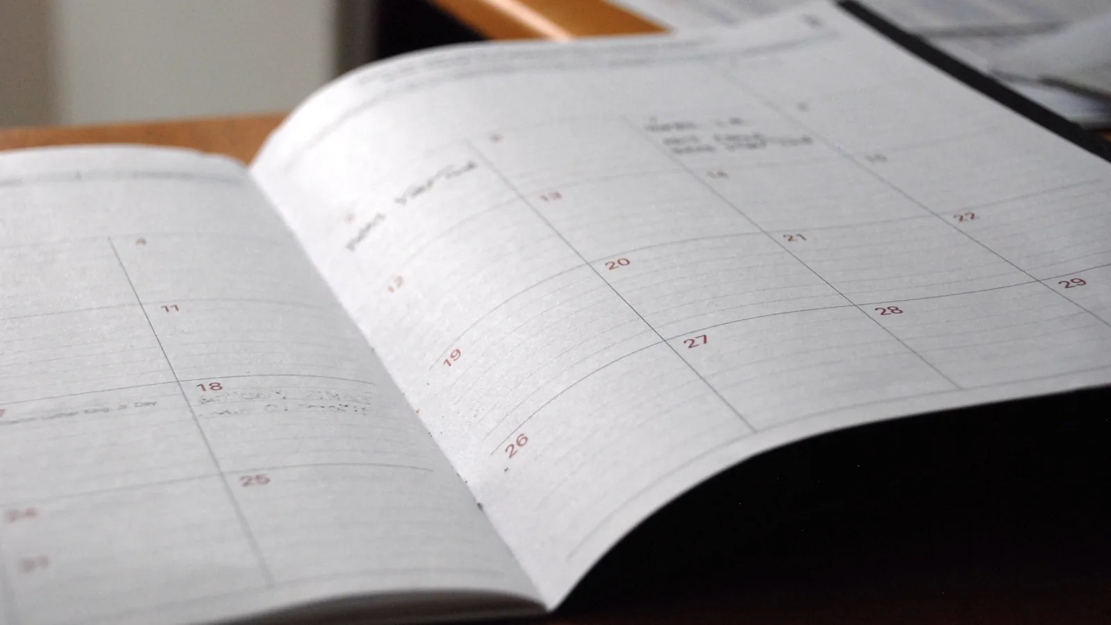 Agenda mensuel ouvert sur un bureau symbolisant un abonnement IPTV de 3 mois