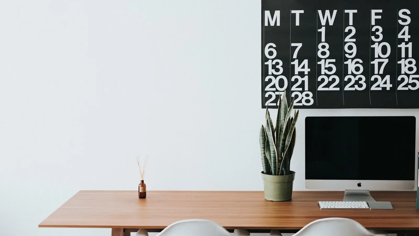 Calendrier mural près d'un bureau illustrant un abonnement IPTV de 6 mois