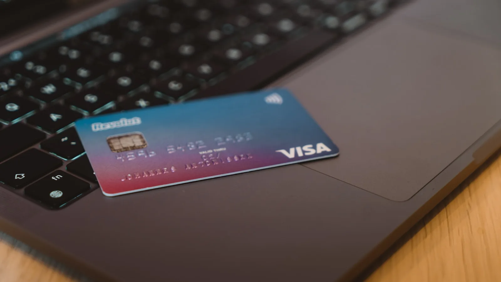 Carte bancaire posée sur un clavier d'ordinateur pour illustrer la souscription à un abonnement IPTV en France