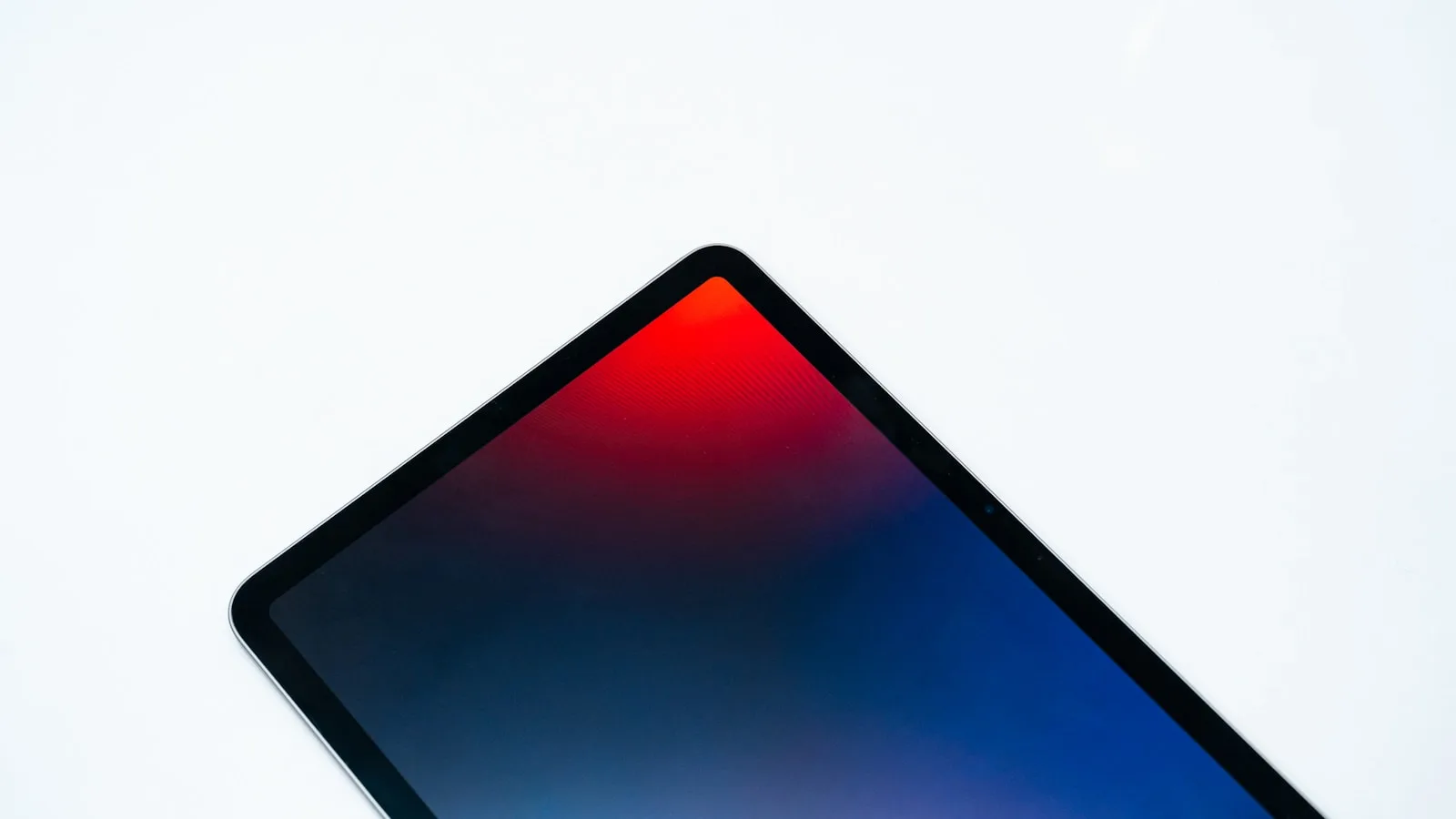 Tablette à l'écran coloré illustrant le choix d'une application IPTV pour Smart TV