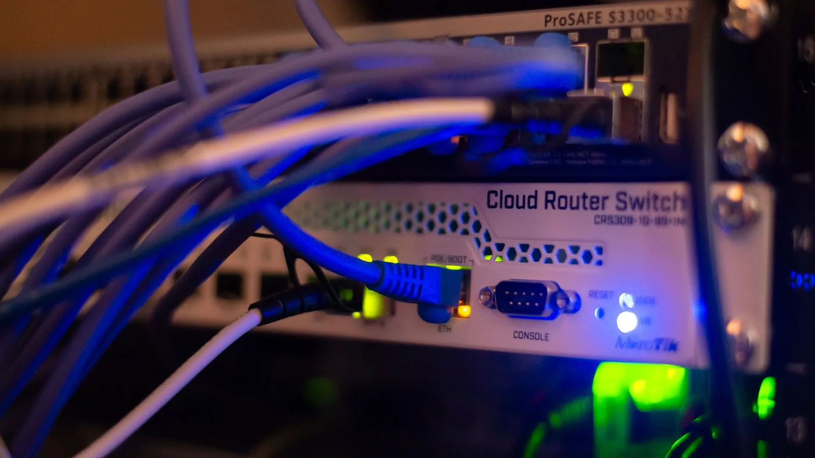 Câbles réseau connectés illustrant le fonctionnement technique de l'IPTV