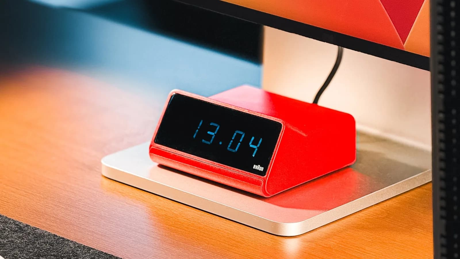 Horloge numérique sur un bureau symbolisant une période d'essai IPTV
