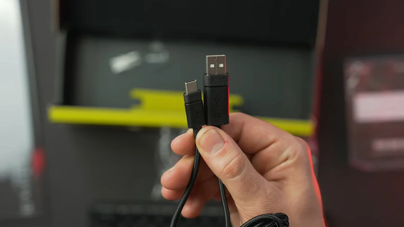 Main tenant un câble USB illustrant l'installation de l'IPTV sur Fire Stick