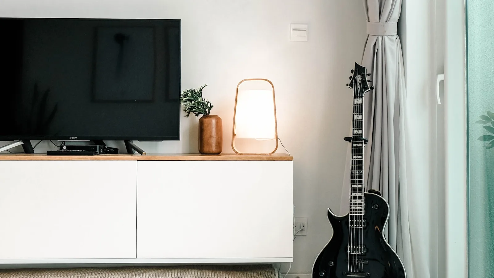 Téléviseur éteint posé sur un meuble illustrant l'installation de l'IPTV sur Smart TV