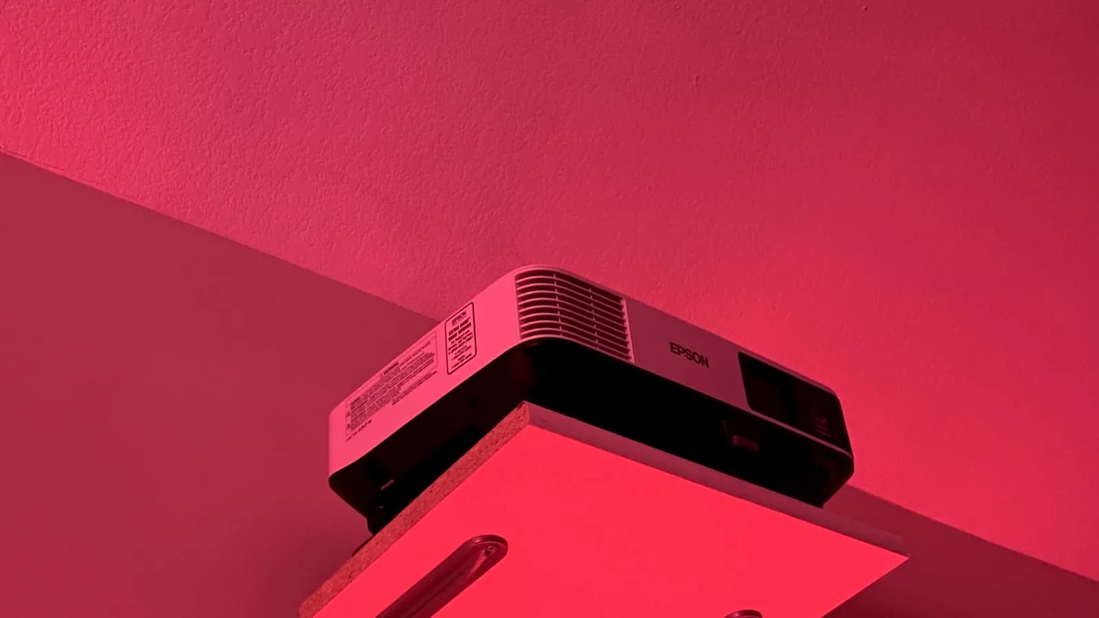 Projecteur multimédia posé sur une étagère illustrant l'IPTV sur Android TV