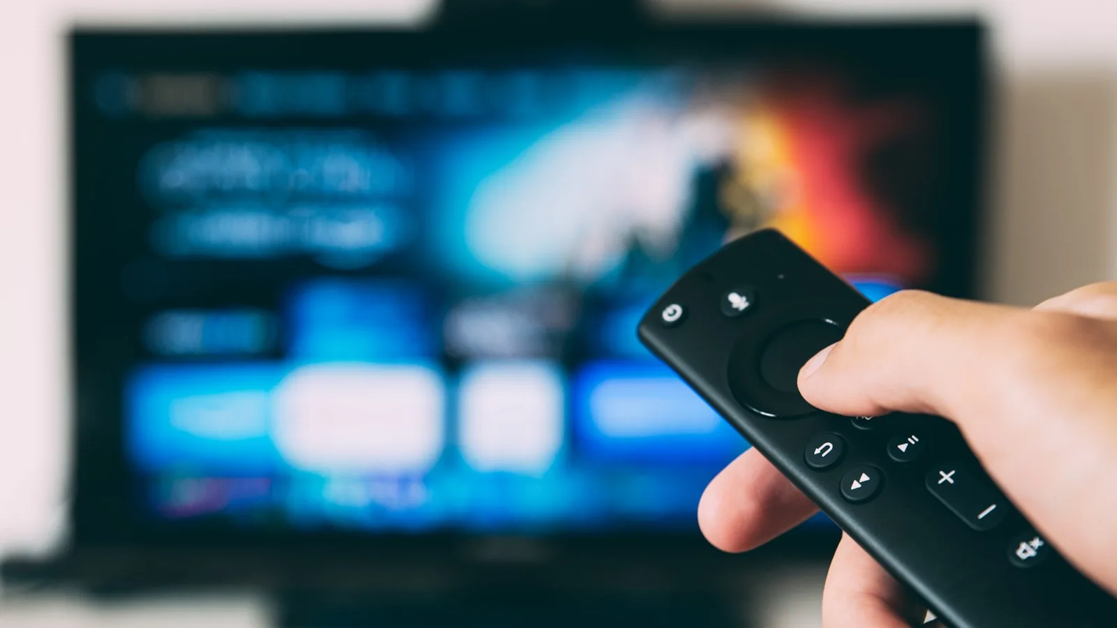 Téléviseur allumé dans une pièce sombre illustrant l'utilisation de l'IPTV avec un boîtier Fire Stick
