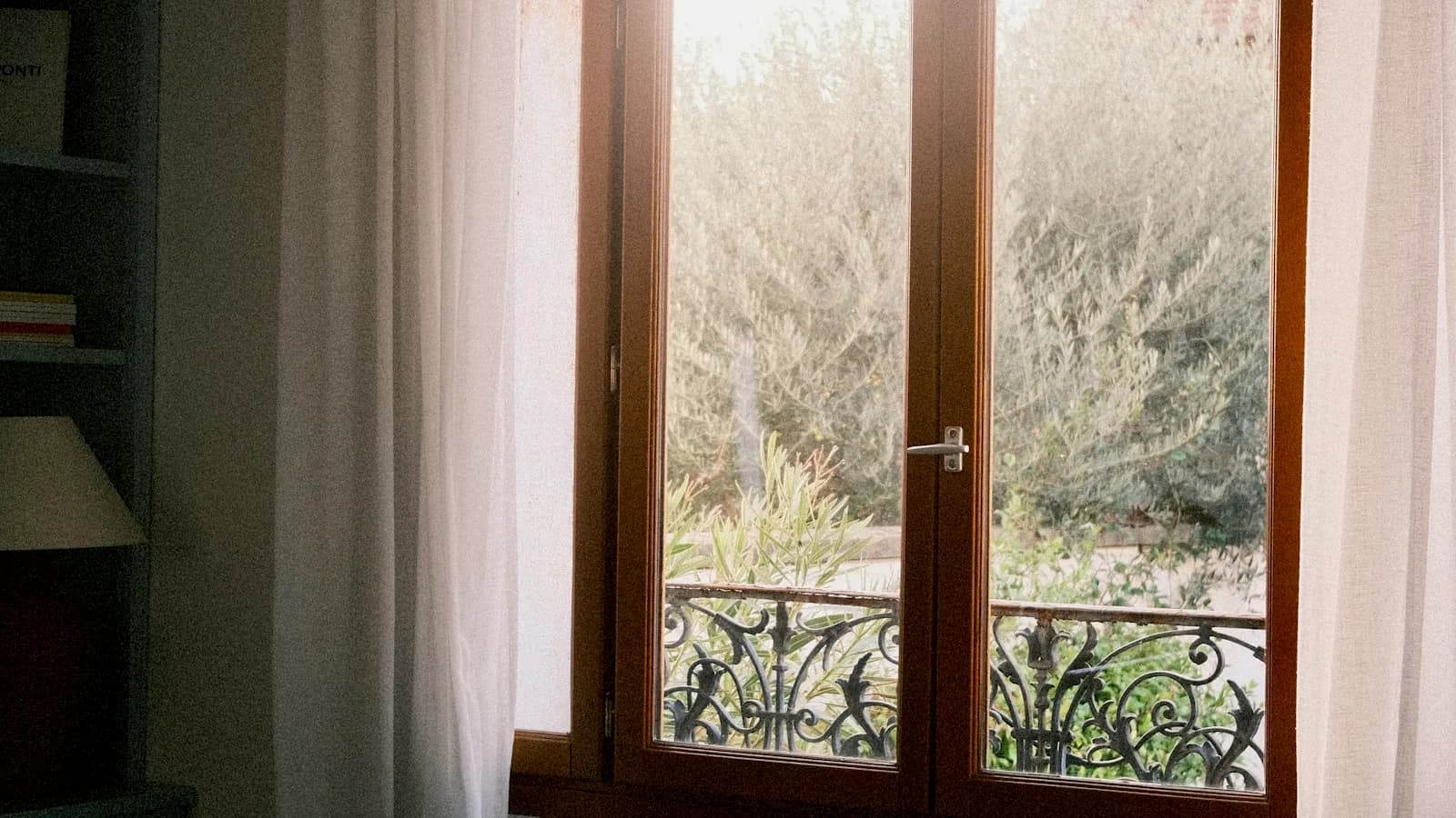 Intérieur cosy baigné de lumière naturelle illustrant un service IPTV français