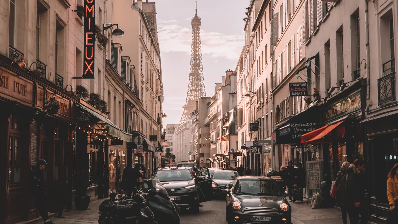 Rue parisienne avec vue sur la tour Eiffel illustrant la légalité de l'IPTV en France