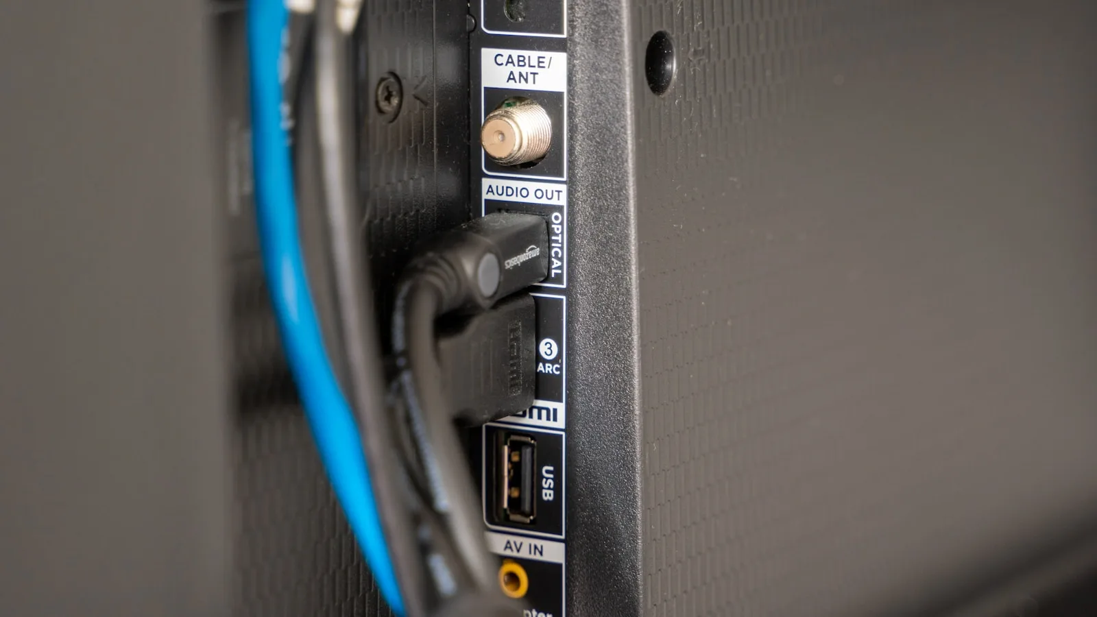 Panneau arrière d'un téléviseur avec ports et câbles illustrant la compatibilité LG