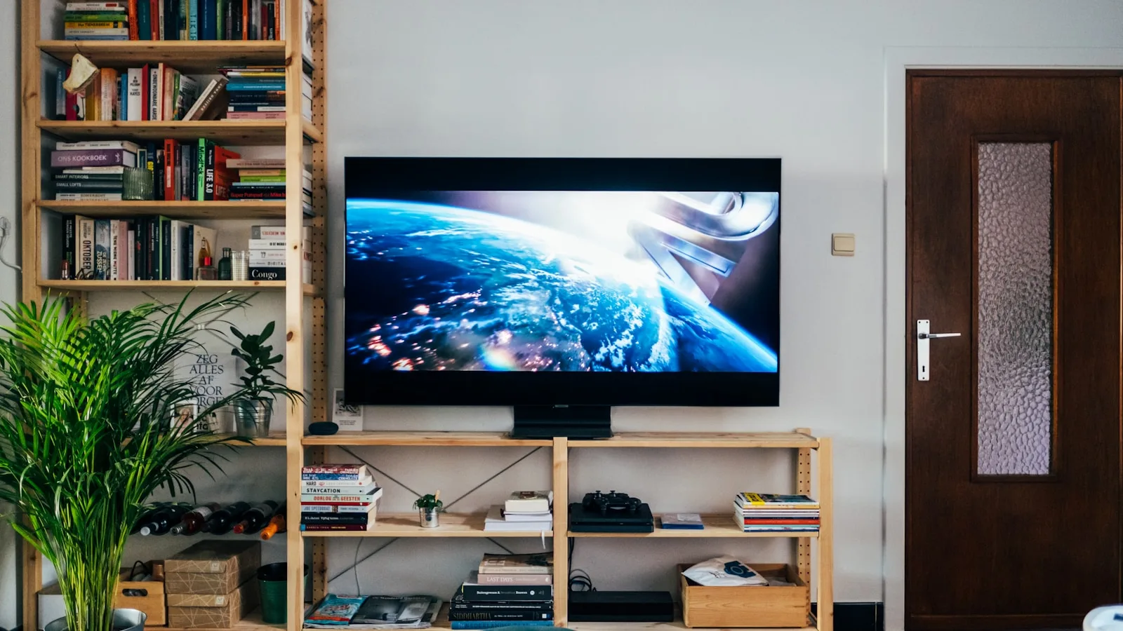 Téléviseur allumé posé sur un meuble illustrant la compatibilité IPTV avec Samsung