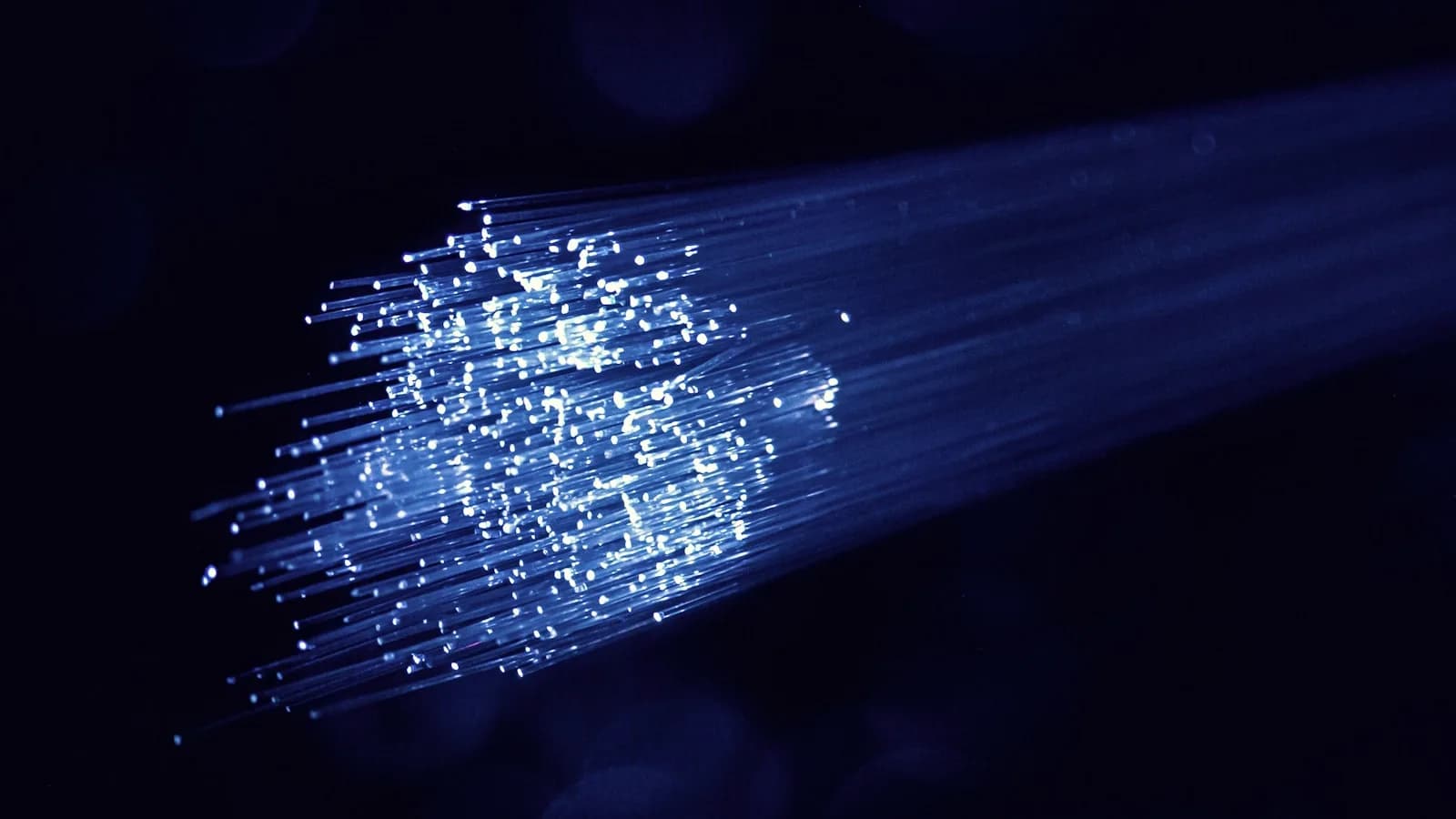 Fibres optiques lumineuses illustrant un streaming IPTV sans coupure
