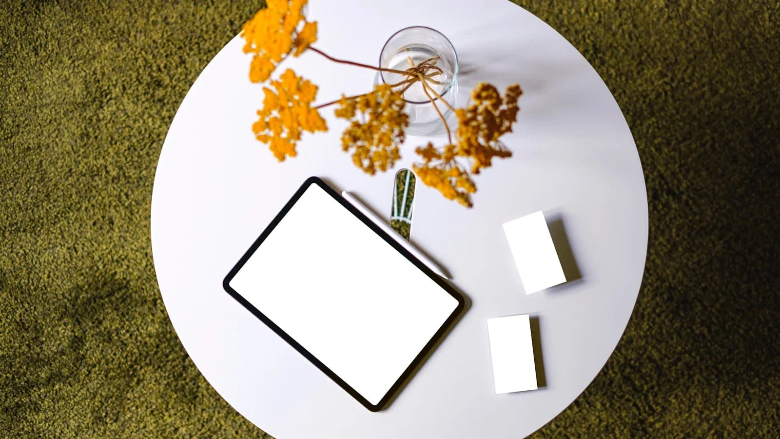 Tablette posée sur une table illustrant la vidéo à la demande en IPTV